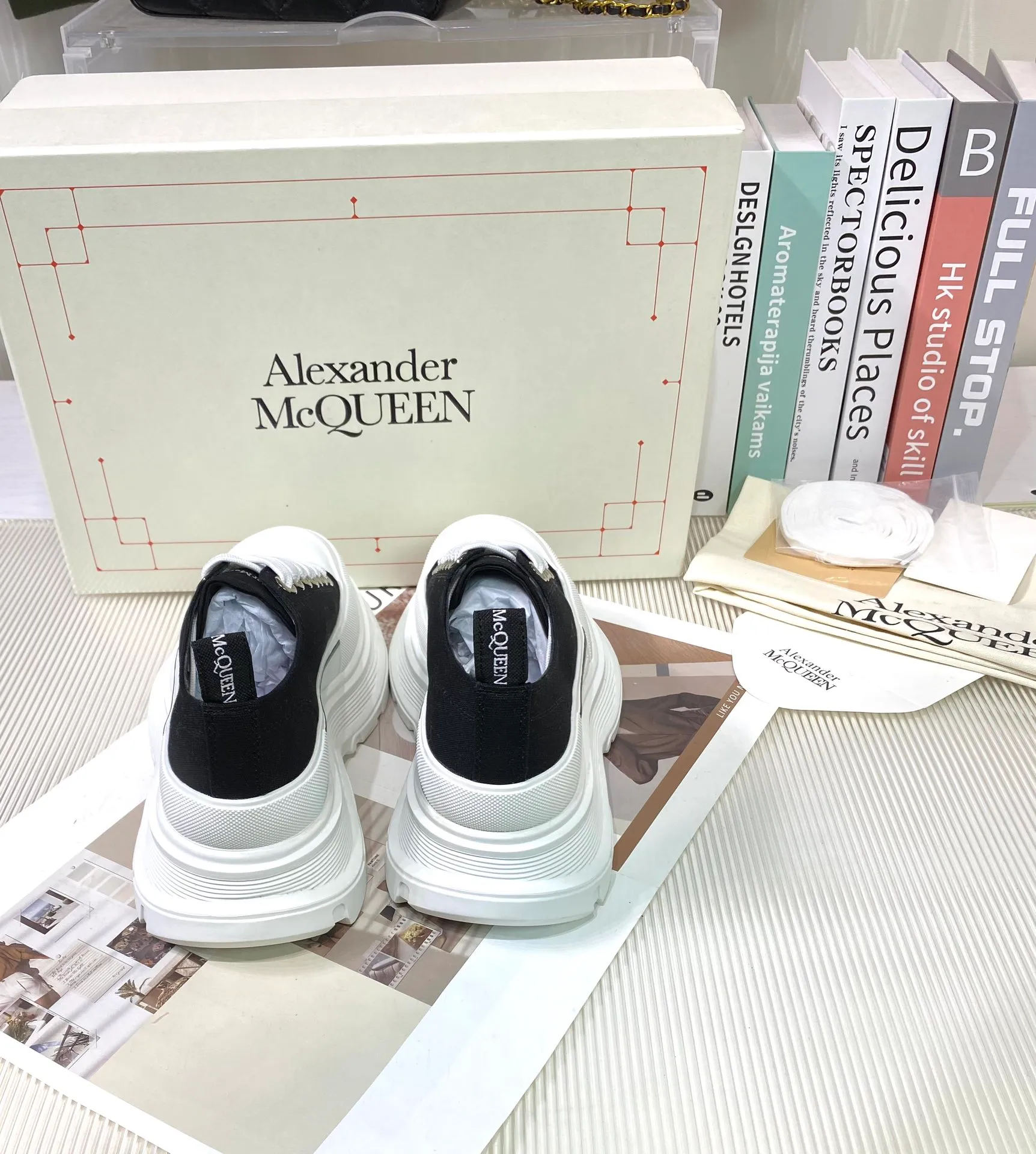 👟👟Ex-factory price 480👟👟 Women's Mc Queen McQueen's new couple shoes! Young ladies who are fashion representatives must be at the forefront of fashion! The unique personality of the shoes adds full charm, and the shoes are super stylish. ⚠The uppers are made of customized original canvas. The color is warm and moist. The inner padding is made of imported goatskin. Full of flexibility! The round toe design allows the toes to be completely released and get rid of the original pressure of shoes! The outsole adopts the original molded vacuum outsole. The combination of several layers of outsole is complicated. Size: 35-44 men's and women's sizes (45 is custom-made and cannot be returned or exchanged). The latest counter packaging.